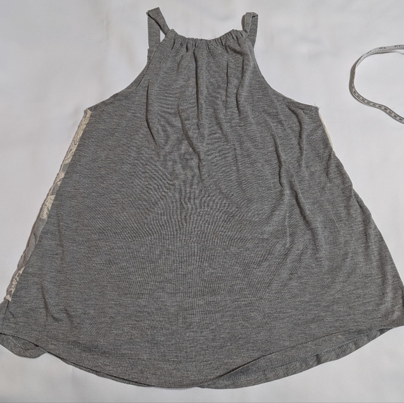 Bundle: 2 Sleeveless Tops - Picture 6 of 12